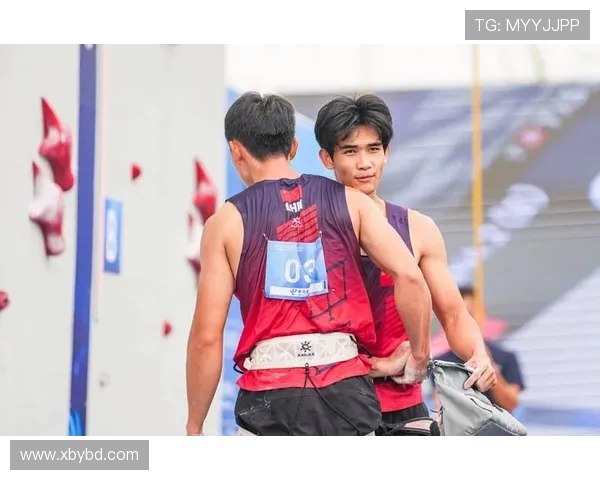 西安攀岩队与成都攀岩队赛后复盘分析团队配合与战术策略